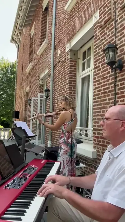 Duo piano et violon lors d'un vin d'honneur en extérieur — Accords parfaits