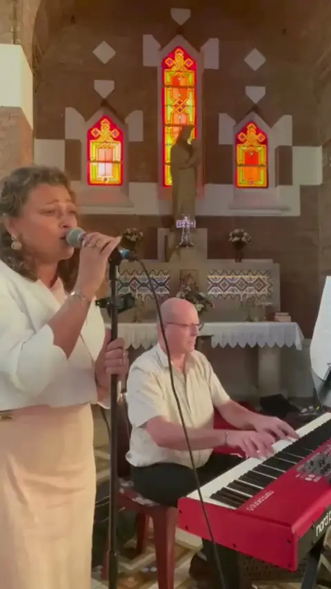 Duo piano et voix lors d’une cérémonie de mariage à l’église — Accords parfaits