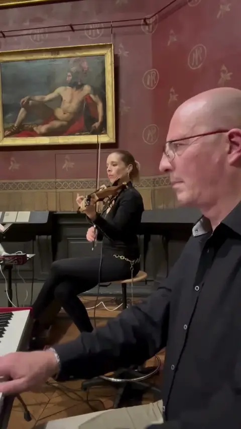 Duo piano et violon lors d’une réception — Accords parfaits