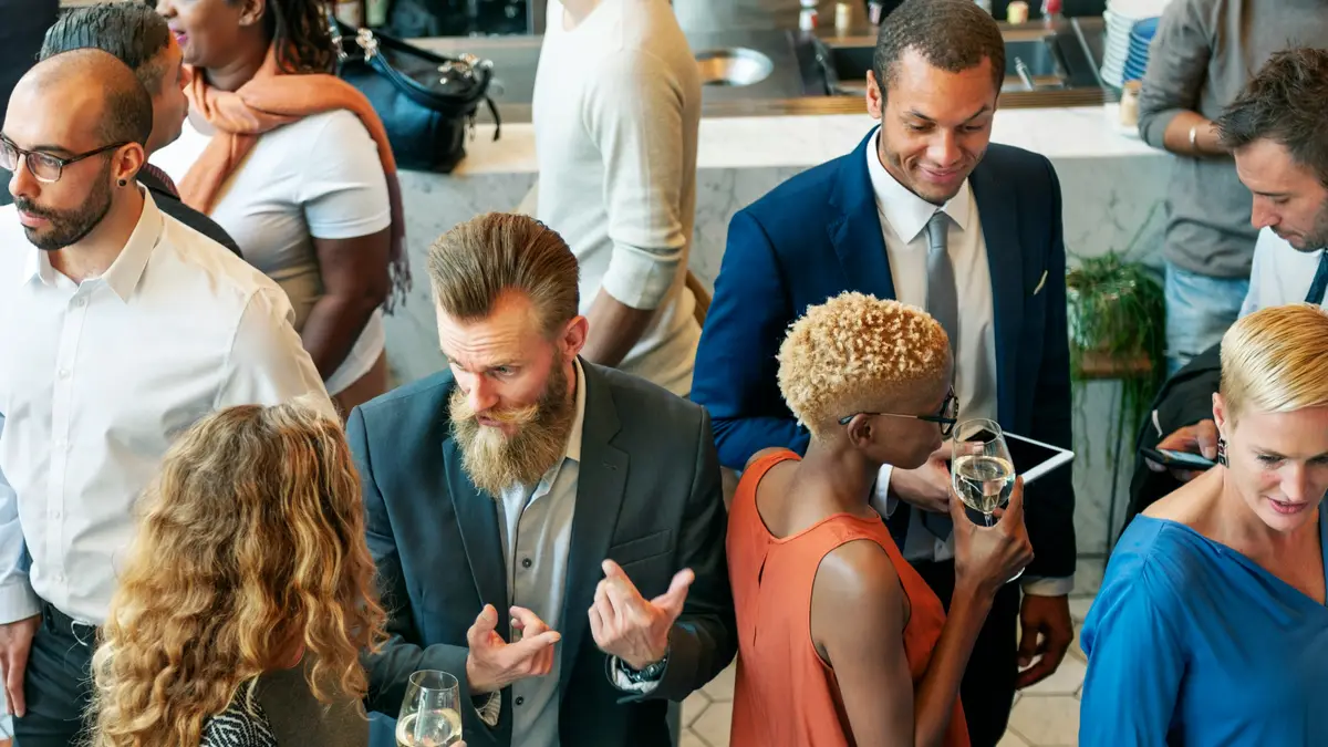Invités échangeant un verre à la main lors d’un cocktail dans un lieu événementiel lillois