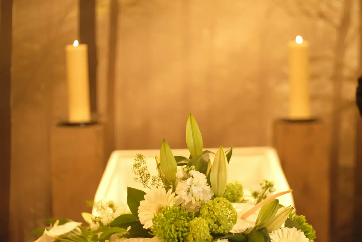 Composition florale et bougies lors d'une cérémonie d'hommage dans la région lilloise