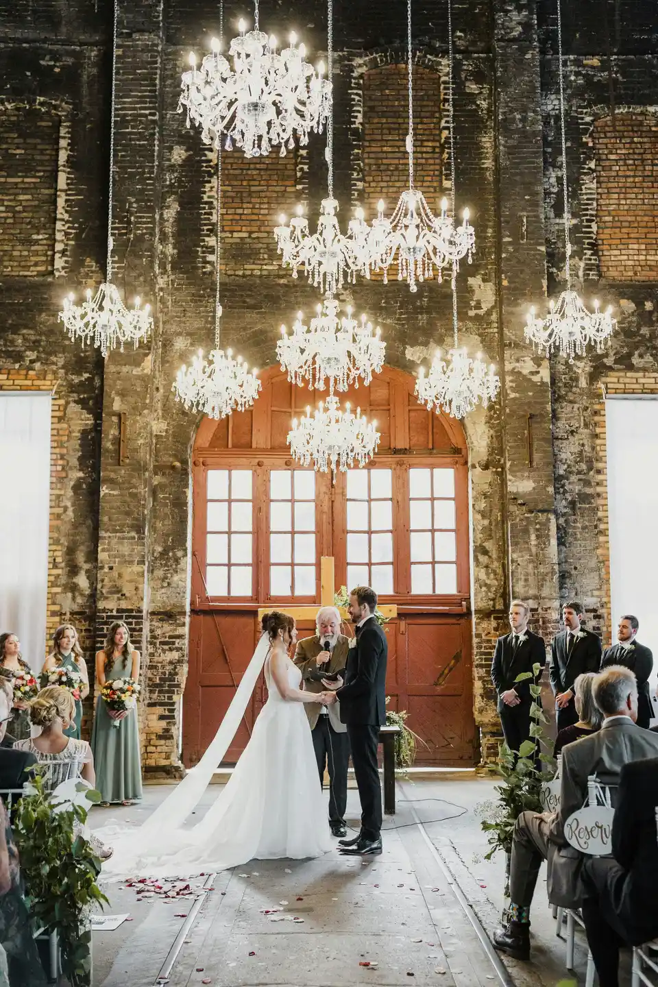 Marié en smoking se préparant avant une cérémonie de mariage dans la région lilloise